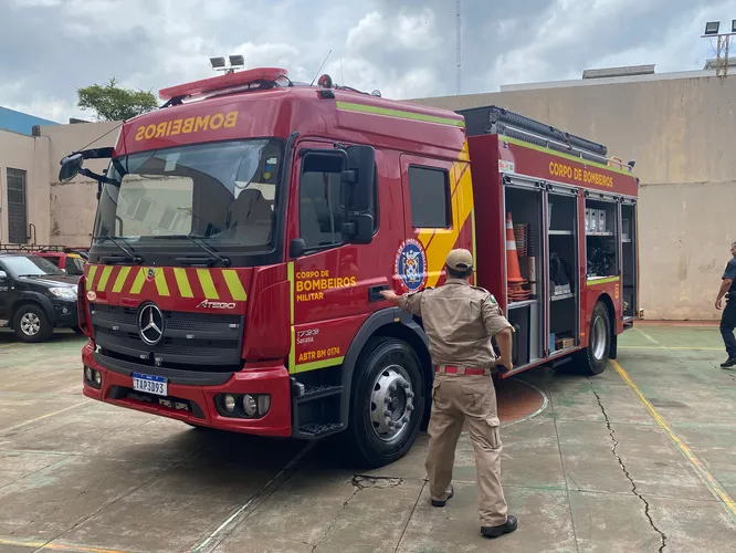 Bombeiros de Apucarana recebem novo caminhão de combate a incêndio