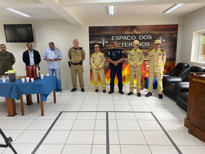 Bombeiros de Apucarana recebem novo caminhão de combate a incêndio