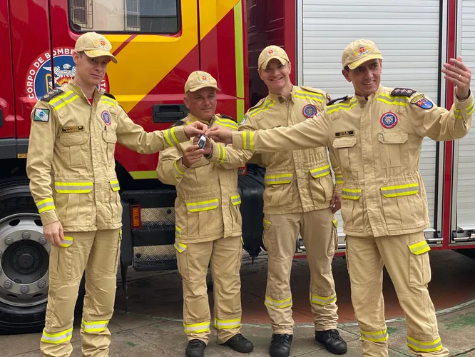 Bombeiros de Apucarana recebem novo caminhão de combate a incêndio