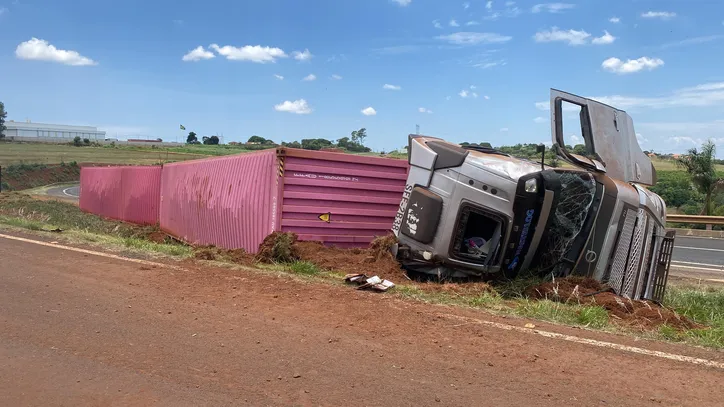 Caminhoneiro sai ileso após capotar carreta no "Pirapó"; veja o vídeo