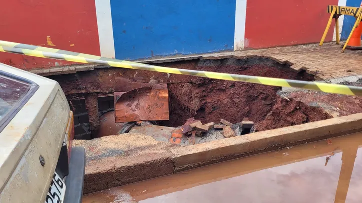 Chuva forte danifica asfalto e derruba muro de escola em Apucarana