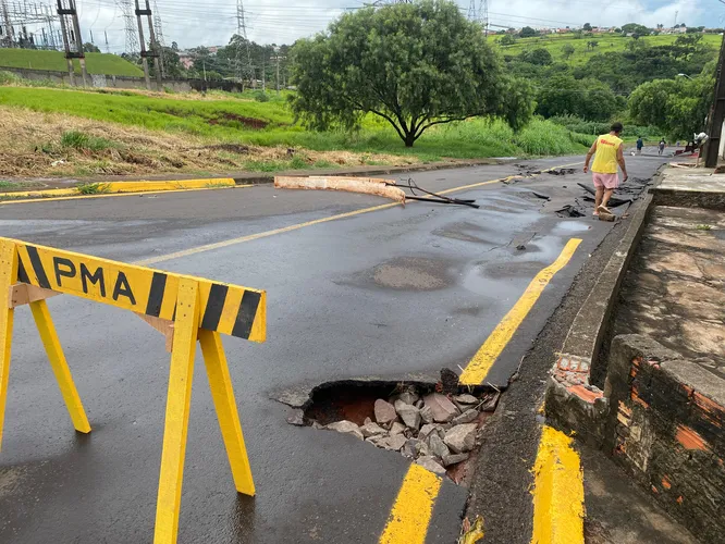 Chuva forte danifica asfalto e derruba muro de escola em Apucarana