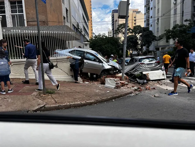 Idoso perde controle de carro e derruba muro de colégio em Londrina