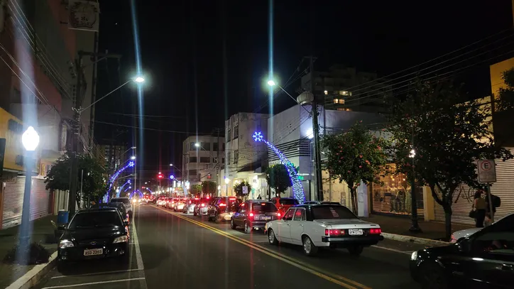 Iluminação de Natal é ativada no centro de Apucarana; veja fotos