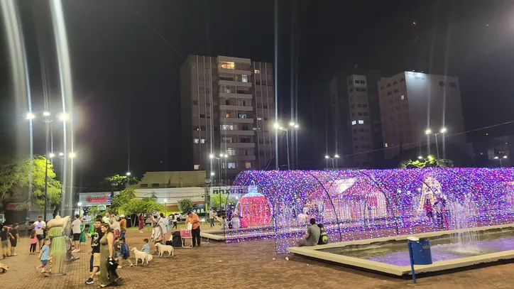 Iluminação de Natal é ativada no centro de Apucarana; veja fotos