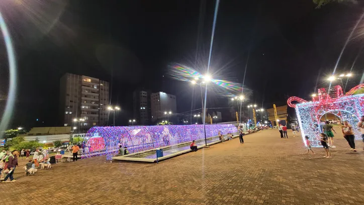 Iluminação de Natal é ativada no centro de Apucarana; veja fotos