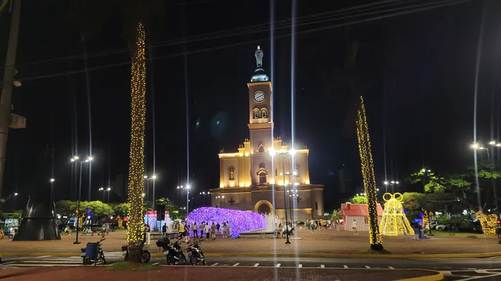 Iluminação de Natal é ativada no centro de Apucarana; veja fotos