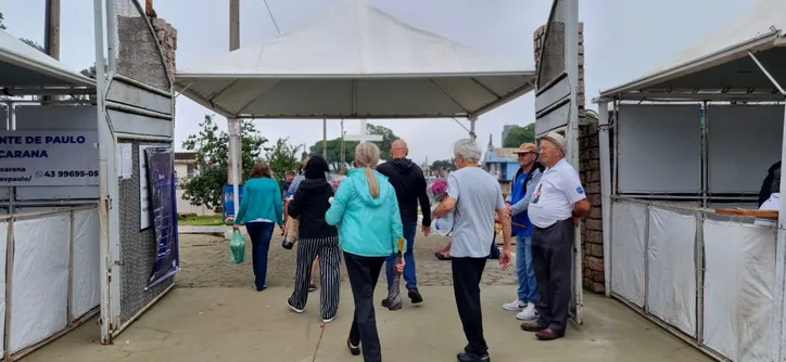 Movimento é grande nos cemitérios de Apucarana no Dia de Finados; veja