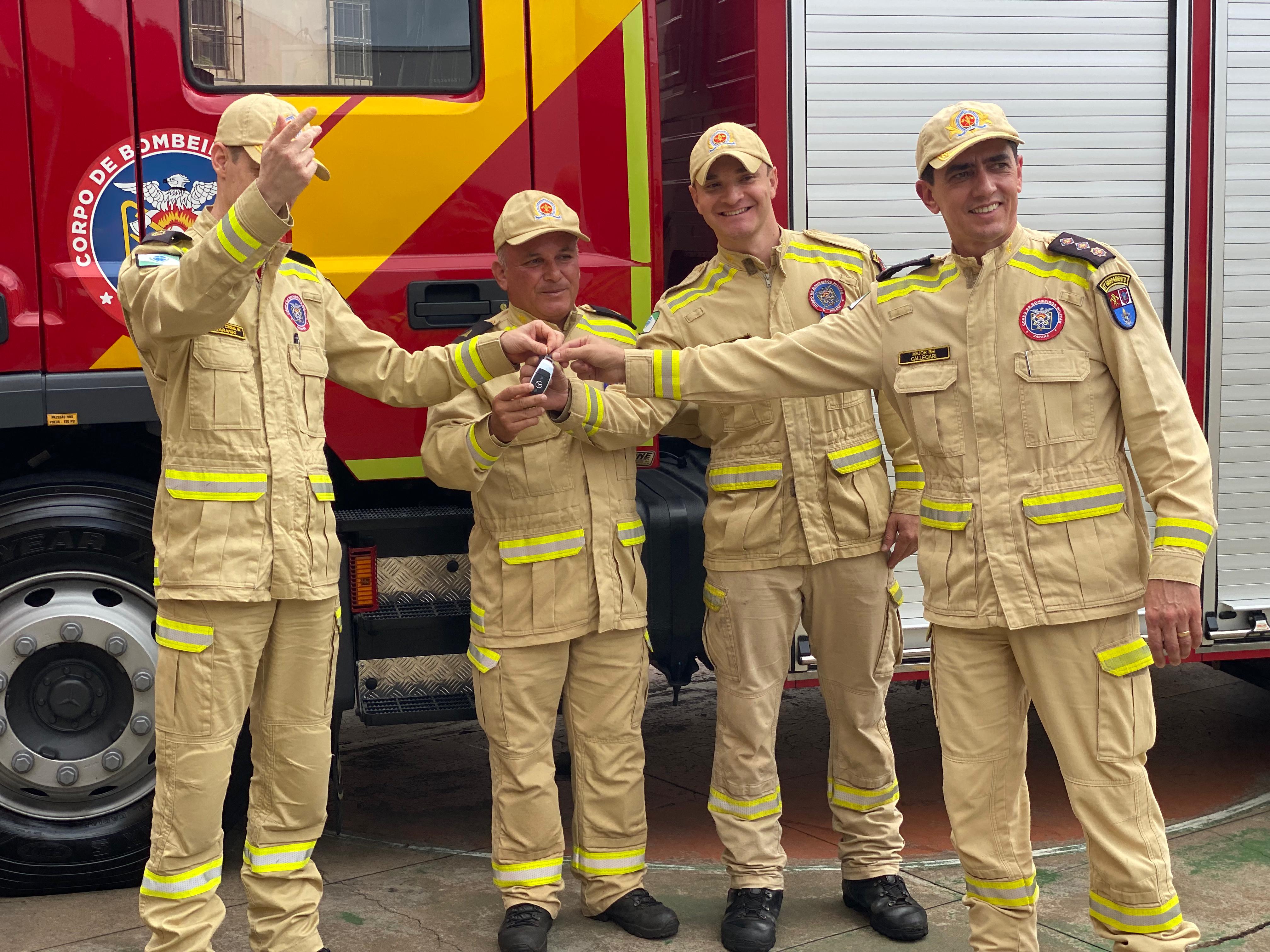 Bombeiros de Apucarana recebem novo caminhão de combate a incêndio