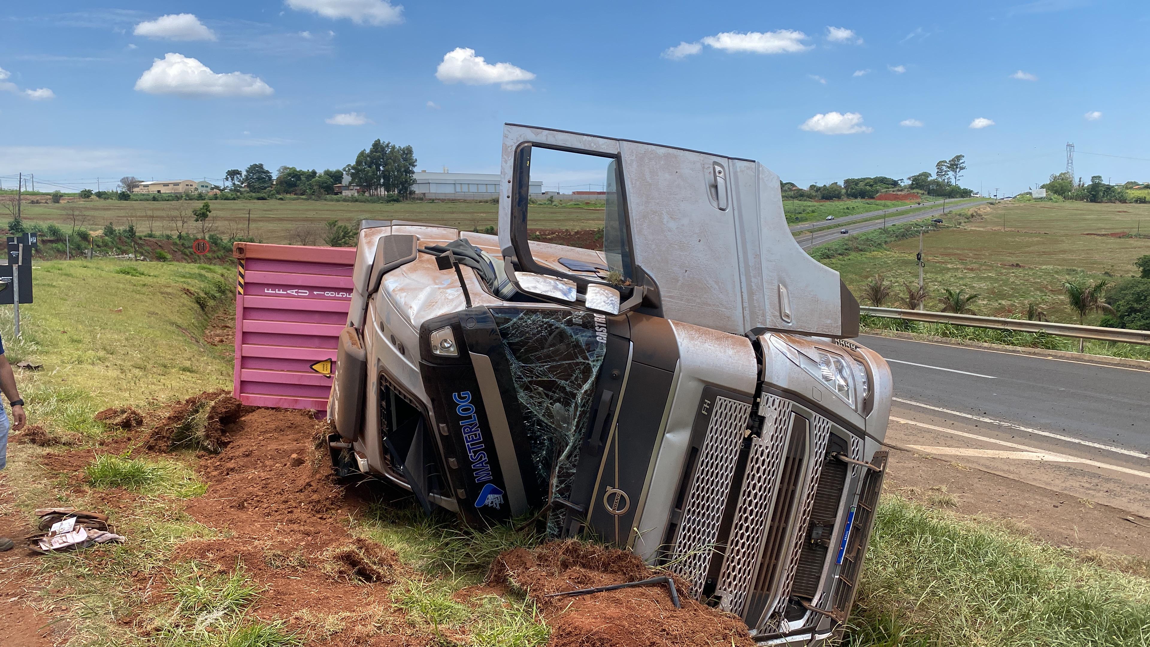 Caminhoneiro sai ileso após capotar carreta no "Pirapó"; veja o vídeo