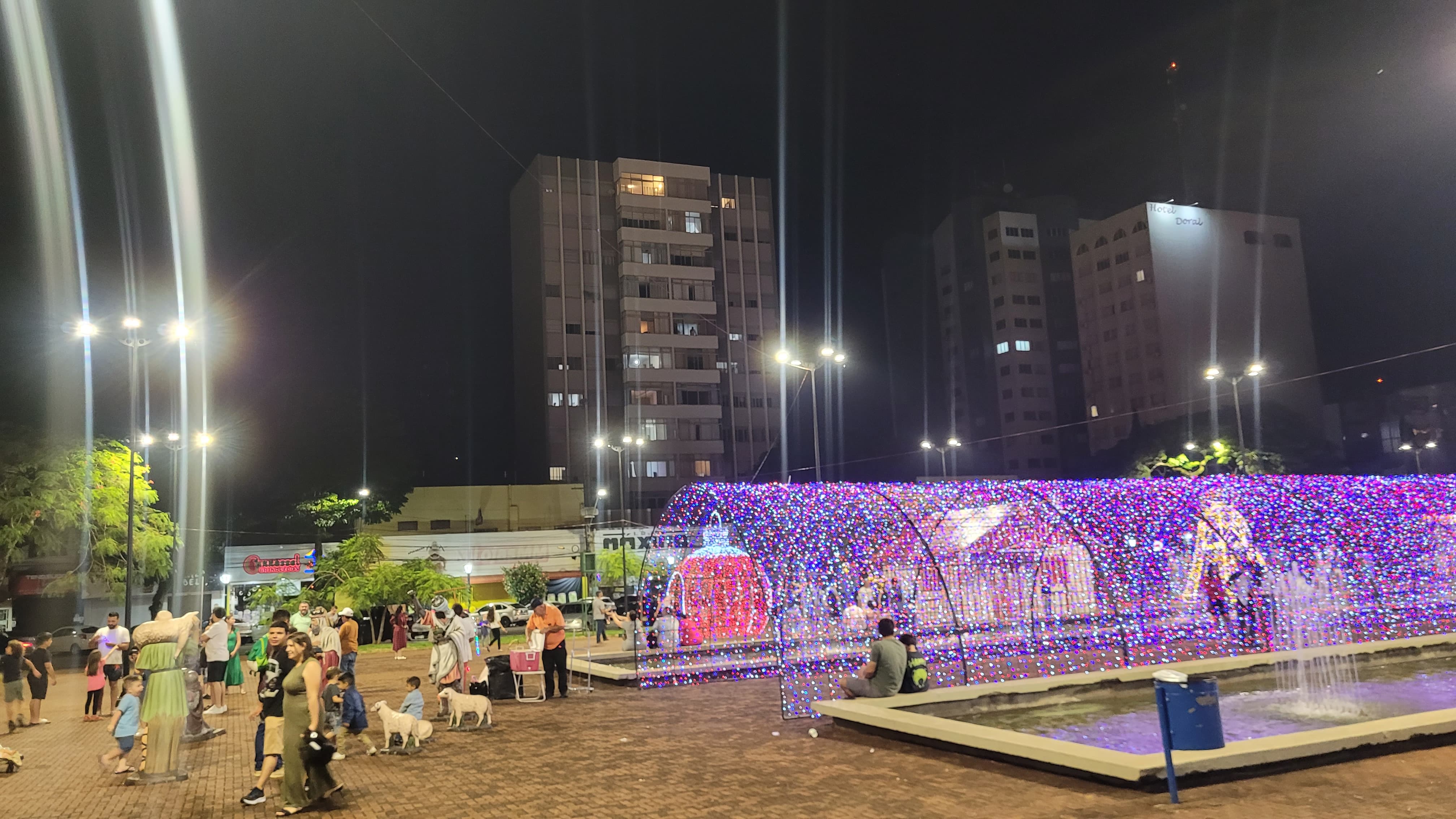 Iluminação de Natal é ativada no centro de Apucarana; veja fotos
