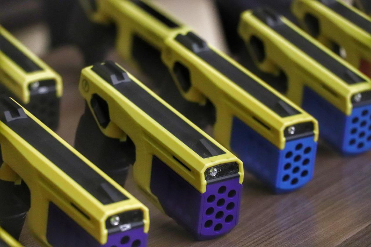 Policiais do Paraná vão usar também armas não letais a partir de 2025