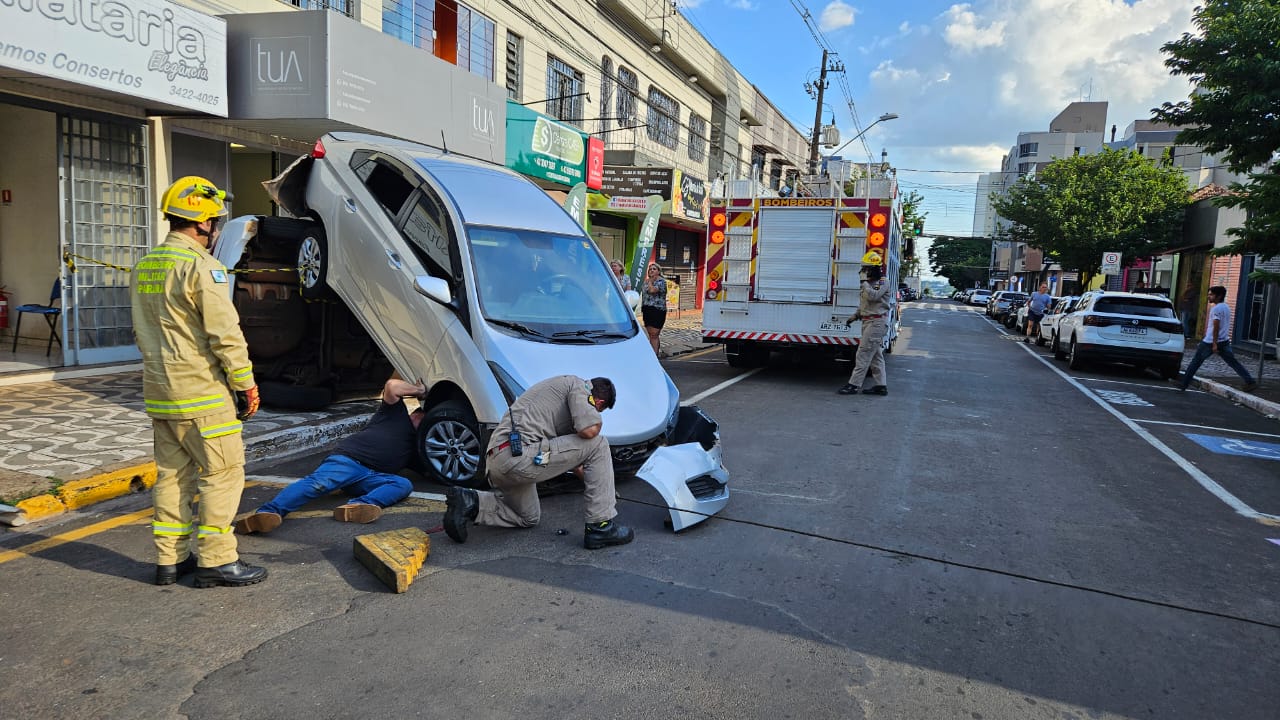 Veículo "sobe" em outro em acidente no centro de Apucarana; assista