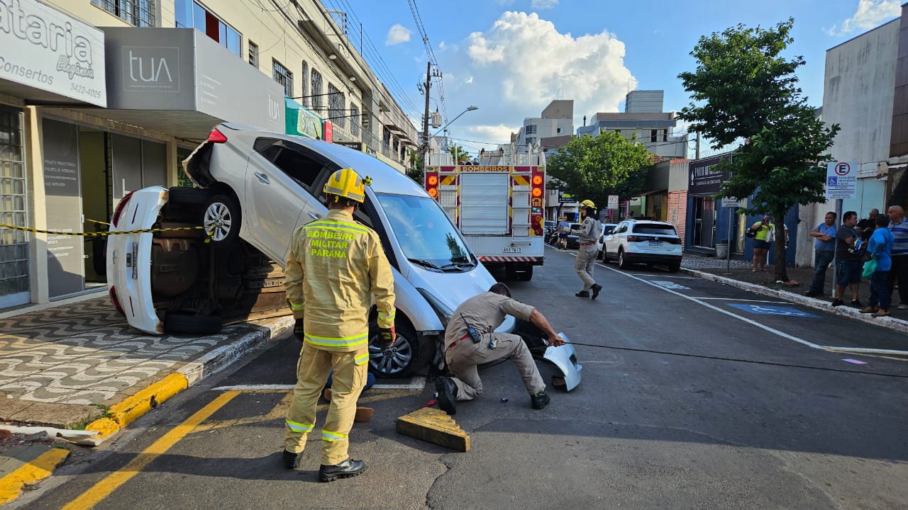 Veículo "sobe" em outro em acidente no centro de Apucarana; assista