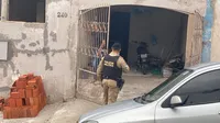 Ao perceber a movimentação estranha, um morador que é vizinho da obra, foi até o local e flagrou o suspeito furtando alguns pisos e colocando em um saco de ração para levar embora.