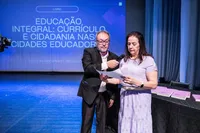 Apucarana publica livro sobre educação integral nas cidades educadoras