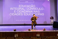 Apucarana publica livro sobre educação integral nas cidades educadoras