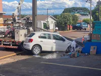 Motorista fica ferido após bater carro contra poste em Apucarana; veja