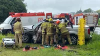 Ocupante da caminhonete sendo resgatada pelos bombeiros