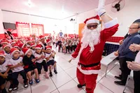 Papai Noel dos Correios entrega presentes no Cmei Serafim Colombo