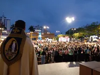 Praça Rui Barbosa ficou lotada de pessoas que acompanharam o santo terço e a procissão com o andor de Nossa Senhora de Lourdes