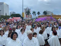 Praça Rui Barbosa ficou lotada de pessoas que acompanharam o santo terço e a procissão com o andor de Nossa Senhora de Lourdes