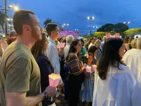 Praça Rui Barbosa ficou lotada de pessoas que acompanharam o santo terço e a procissão com o andor de Nossa Senhora de Lourdes