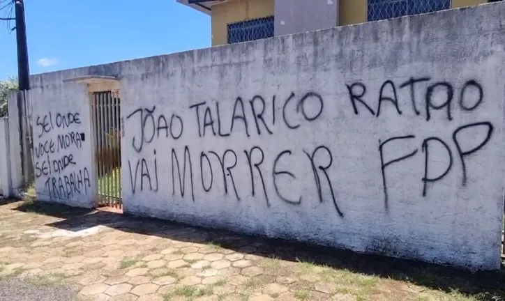 Ameaça de morte foi pixada em muro