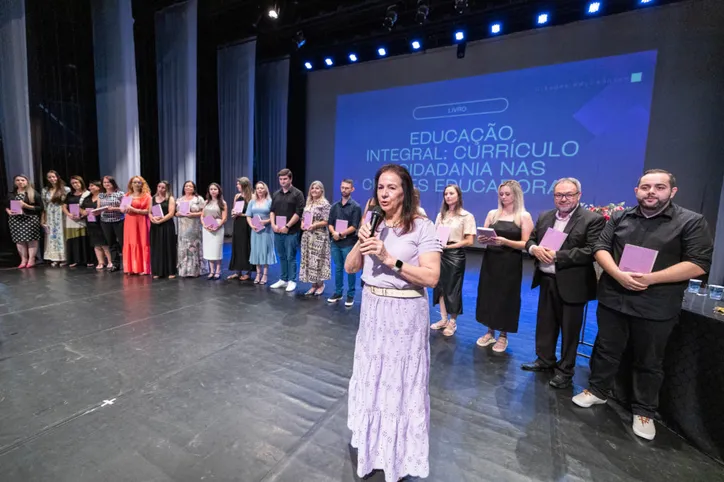 Apucarana publica livro sobre educação integral nas cidades educadoras