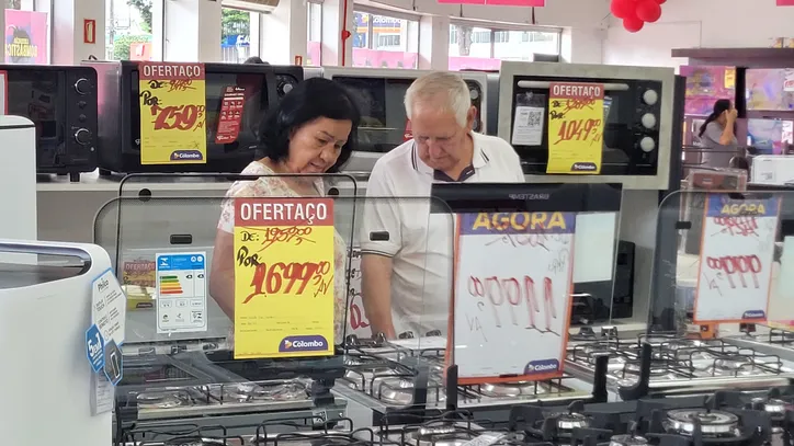 Clientes vão às compras na tradicional liquidação