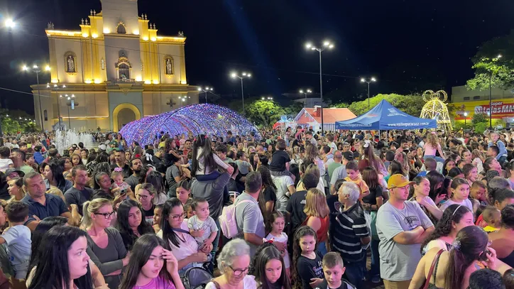 Famílias lotam centro de Apucarana para receber o Papai Noel