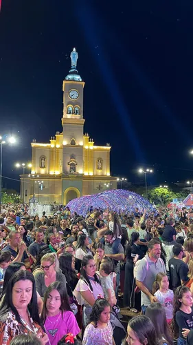 Famílias lotam centro de Apucarana para receber o Papai Noel