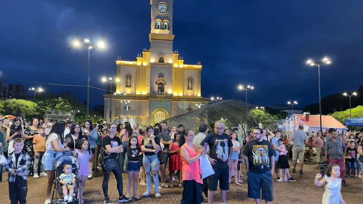 Famílias lotam centro de Apucarana para receber o Papai Noel