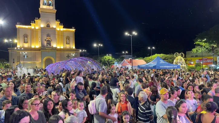 Famílias lotam centro de Apucarana para receber o Papai Noel