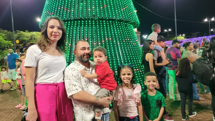 Famílias lotam centro de Apucarana para receber o Papai Noel