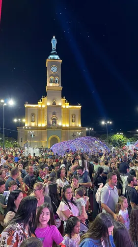 Famílias lotam centro de Apucarana para receber o Papai Noel