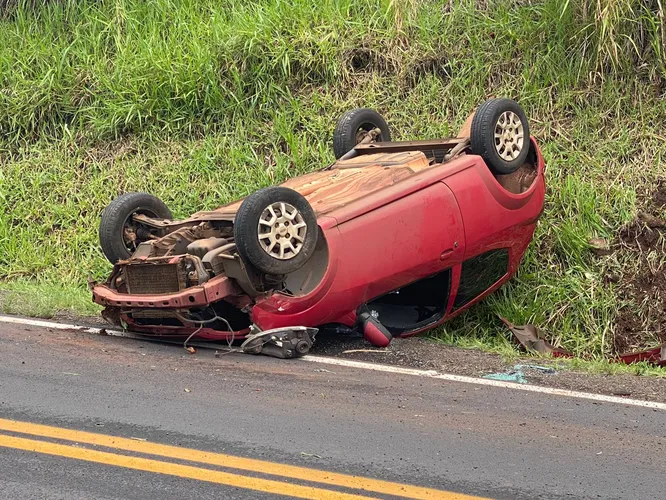 Ford Ka capota no Contorno Norte e jovem de 24 anos sai ilesa