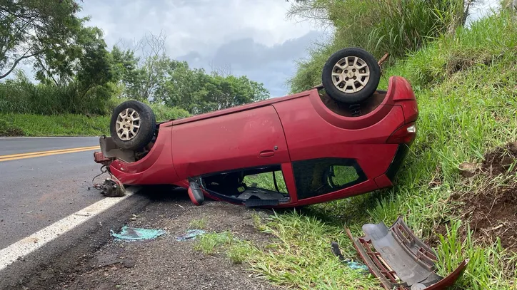 Ford Ka capota no Contorno Norte e jovem de 24 anos sai ilesa