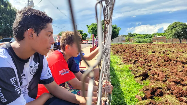 Moradores fazem ato contra fim de campo de futebol na Vila Reis