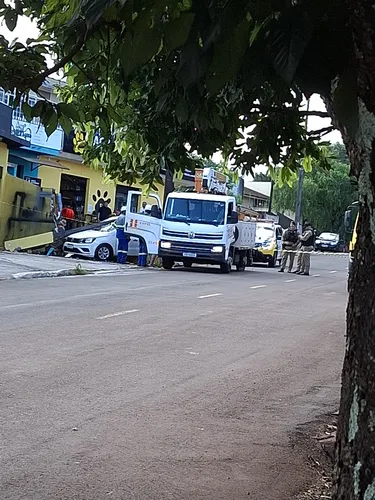 Motorista fica ferido após bater carro contra poste em Apucarana; veja