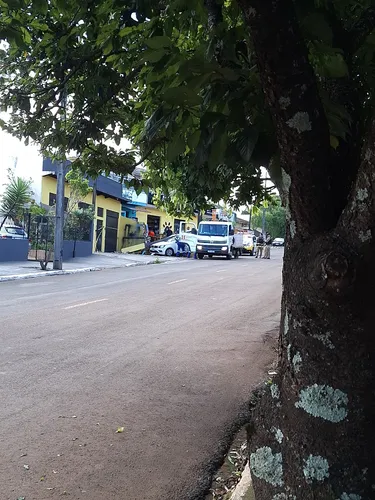 Motorista fica ferido após bater carro contra poste em Apucarana; veja