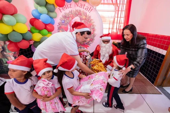 Papai Noel dos Correios entrega presentes no Cmei Serafim Colombo