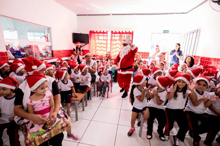 Papai Noel dos Correios entrega presentes no Cmei Serafim Colombo