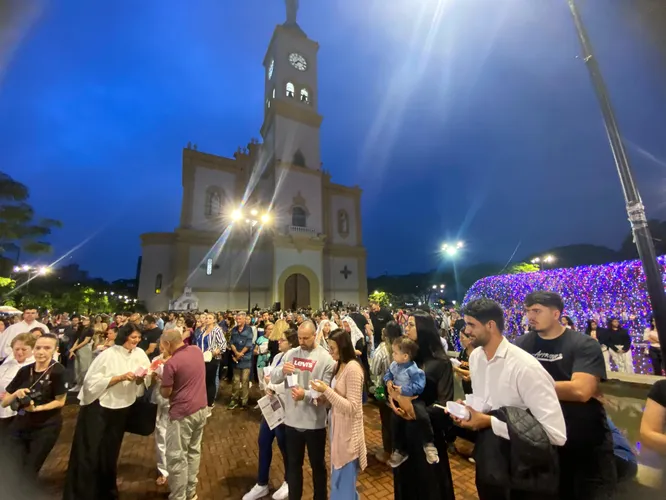 Praça Rui Barbosa ficou lotada de pessoas que acompanharam o santo terço e a procissão com o andor de Nossa Senhora de Lourdes