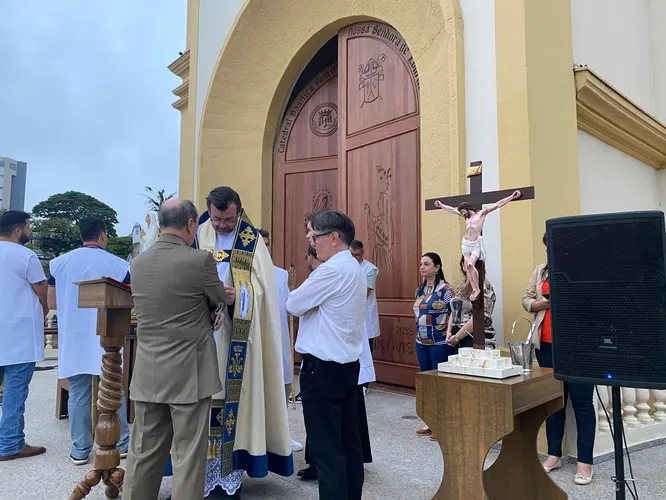 Praça Rui Barbosa ficou lotada de pessoas que acompanharam o santo terço e a procissão com o andor de Nossa Senhora de Lourdes