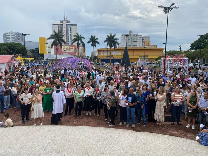 Praça Rui Barbosa ficou lotada de pessoas que acompanharam o santo terço e a procissão com o andor de Nossa Senhora de Lourdes