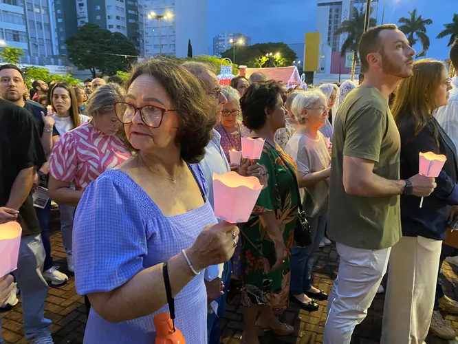 Praça Rui Barbosa ficou lotada de pessoas que acompanharam o santo terço e a procissão com o andor de Nossa Senhora de Lourdes