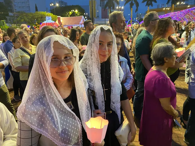 Praça Rui Barbosa ficou lotada de pessoas que acompanharam o santo terço e a procissão com o andor de Nossa Senhora de Lourdes