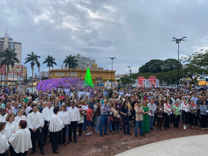 Praça Rui Barbosa ficou lotada de pessoas que acompanharam o santo terço e a procissão com o andor de Nossa Senhora de Lourdes