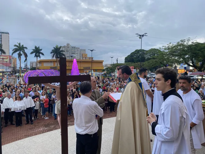 Praça Rui Barbosa ficou lotada de pessoas que acompanharam o santo terço e a procissão com o andor de Nossa Senhora de Lourdes